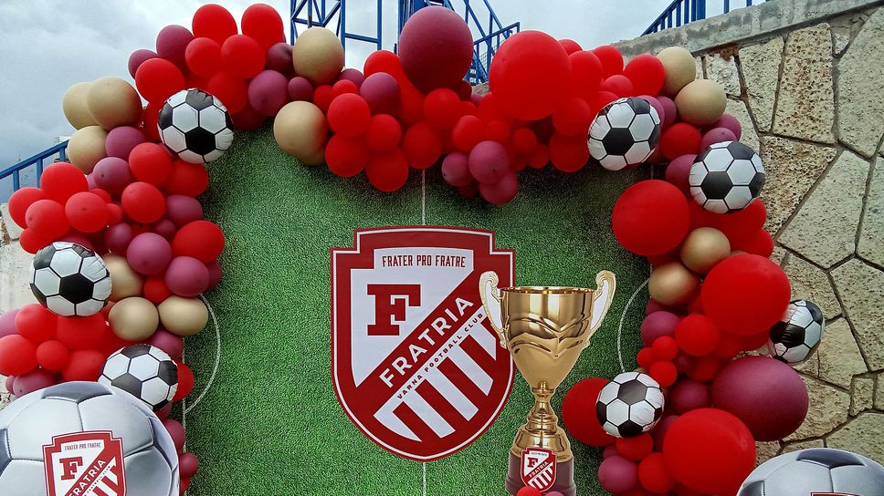 Фратрия честити празника на жените с тост - чай или пенливо вино