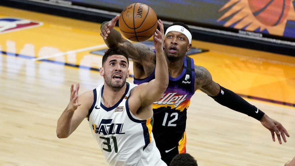 Букър и Пол изведоха Финикс до победа в мача между водещите отбори в НБА