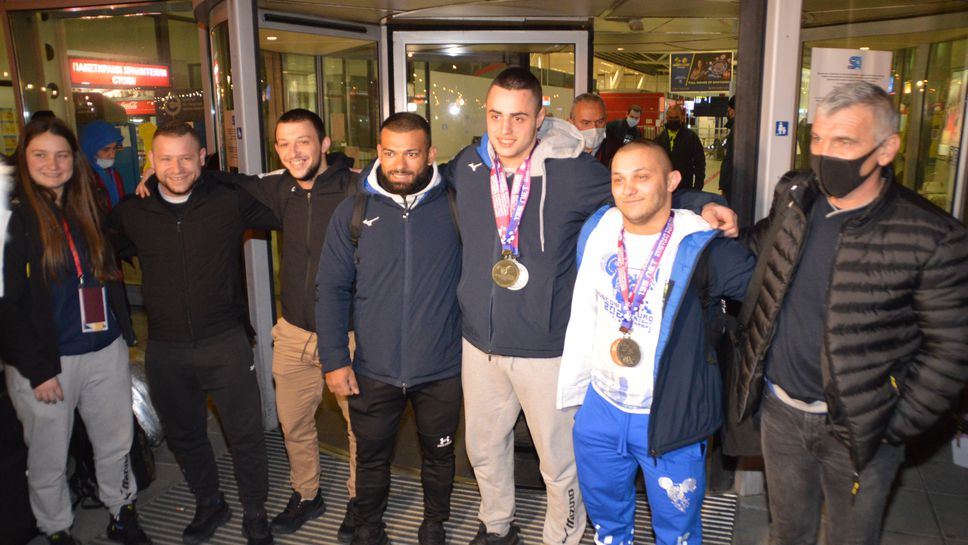 Шампионско посрещане за българските щангисти при прибирането им в София