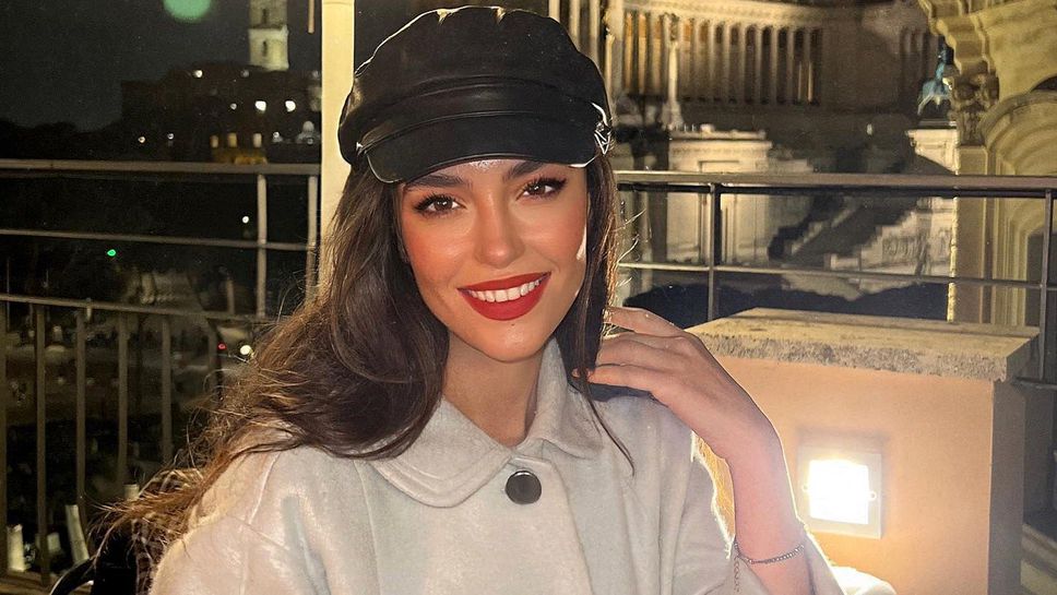 Албанска хубавица радва футболните фенове