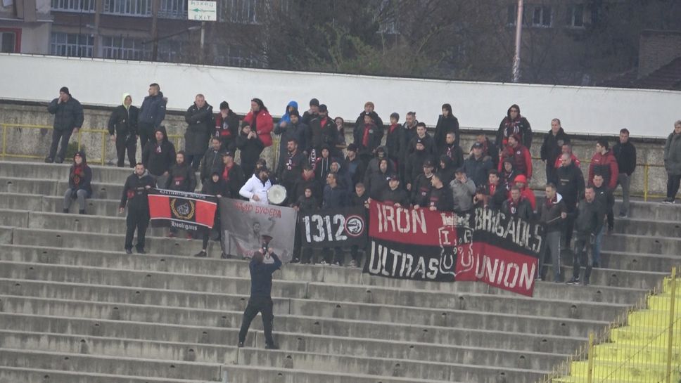 "Железни бригади" на стадион Георги Аспарухов за битката със сините