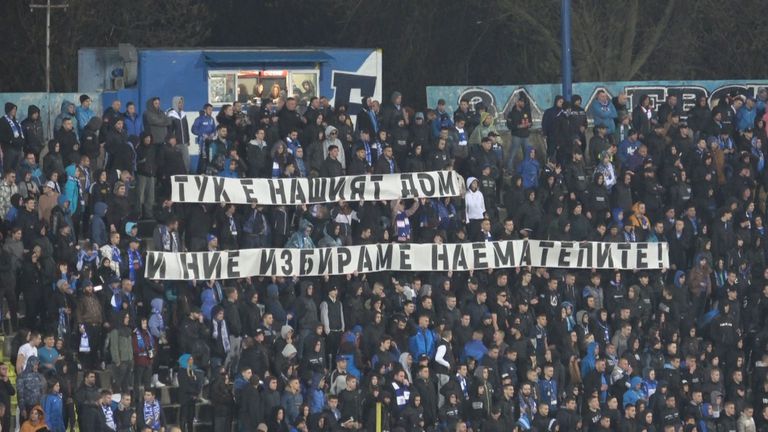 Сектор Б на стадион Георги Аспарухов издигна още един транспарант