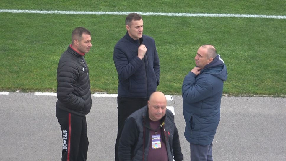 Стоилов и Генчев в дружески разговор преди мача на Герена