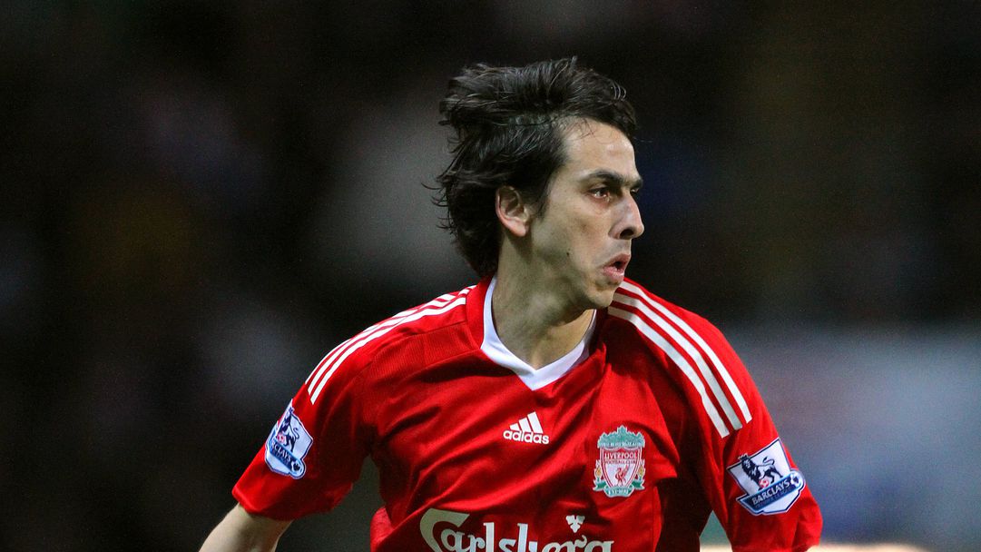 Бивш играч на Ливърпул оцеля след нападение с граната