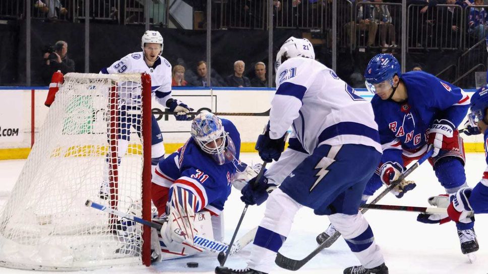 Брейдън Пойнт вкара два гола и подаде една асистенция а