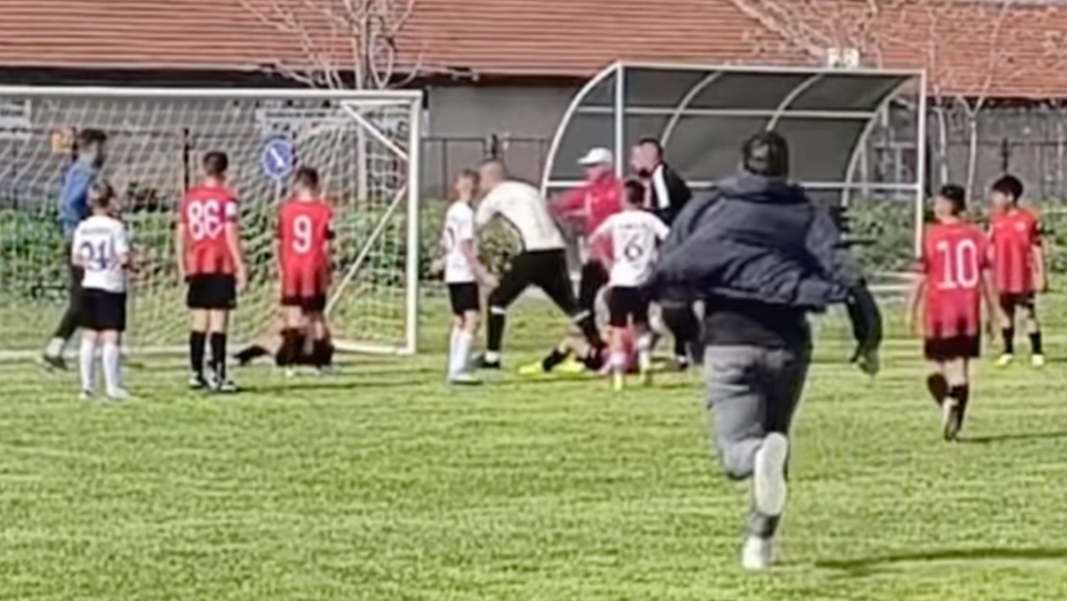 Докога? Нови грозни сцени на детски мач