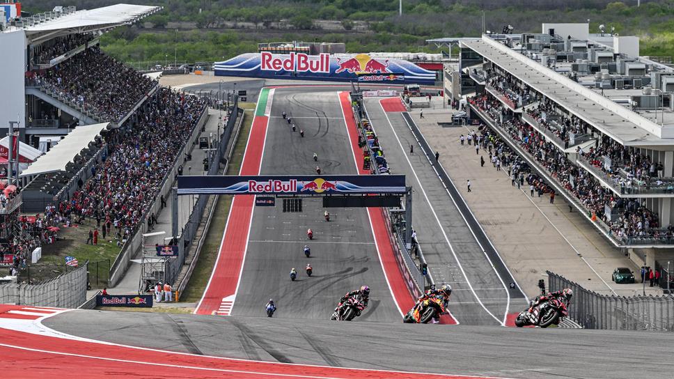 В момента форматът на състезателните уикенди в MotoGP е може
