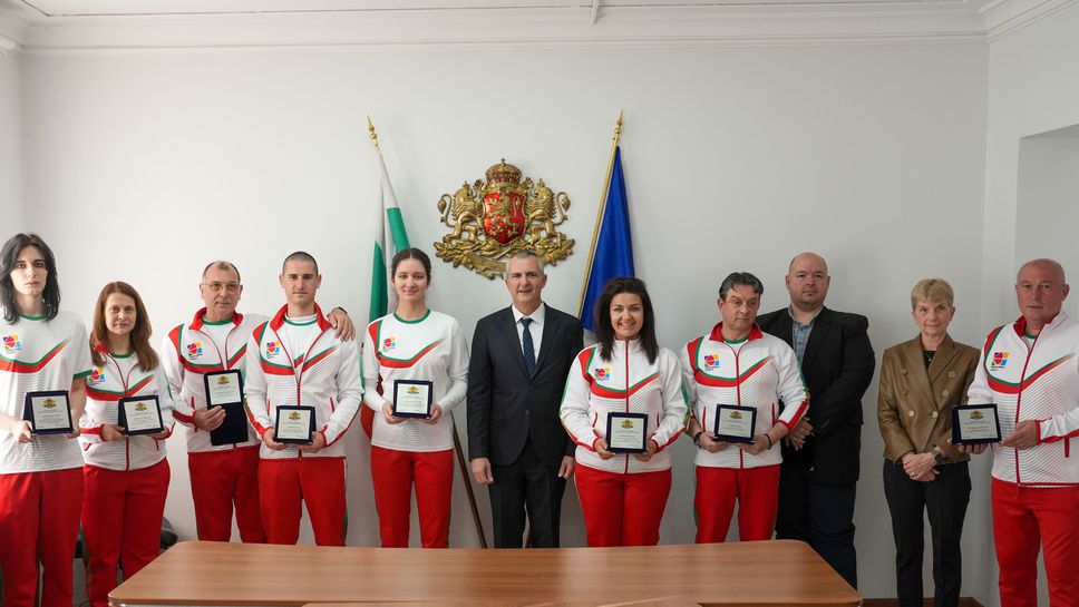 Министър Илиев награди медалистите от Европейското по стрелба с лък