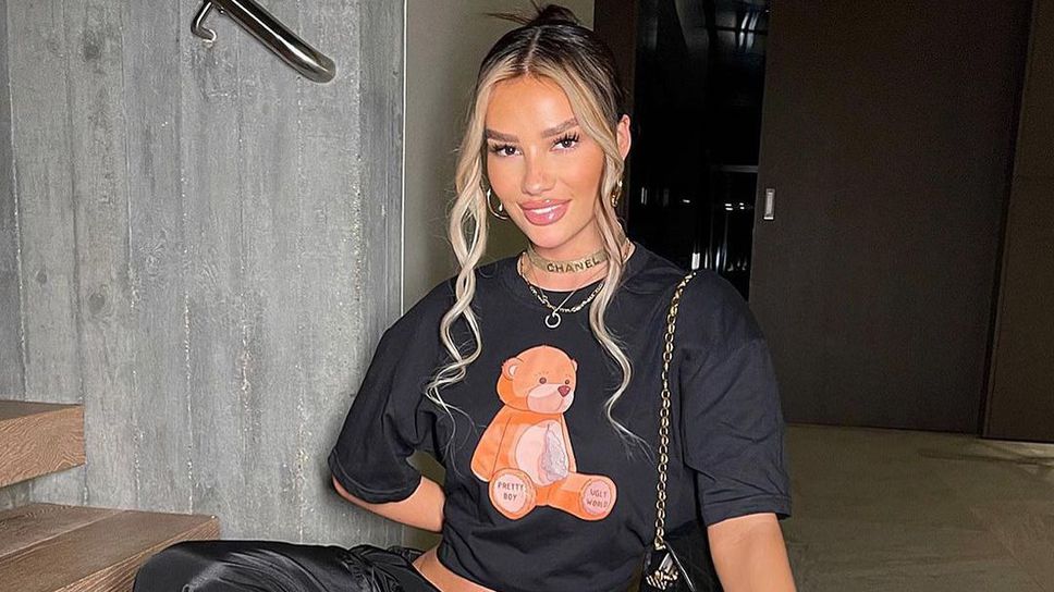 Бившата на Деле Али изкушава с перфектни извивки