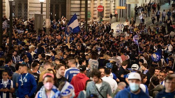 Екзалтирани фенове в синьо и бяло празнуват титлата по улиците на Порто