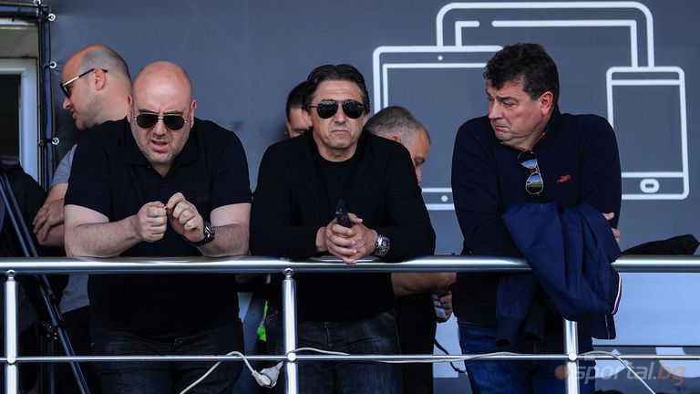 Изпълнителният директор на Левски Даниел Боримиров наблюдава двубоя на тима