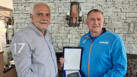 Председателят на клуб Атлетик 90 (Луковит) Владимир Даскалов получи плакет от Европейската атлетика