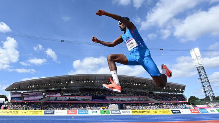 Индийският състезател в тройния скок Правеен Читравел постави нов национален