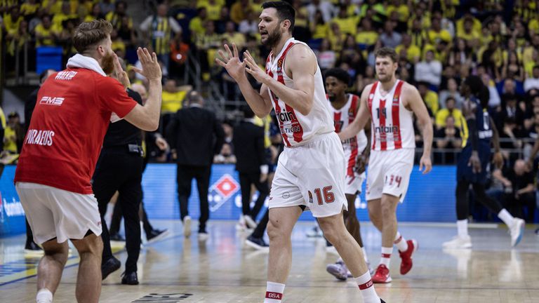 След като пропусна неделната тренировка и изправи щаба на Олимпиакос