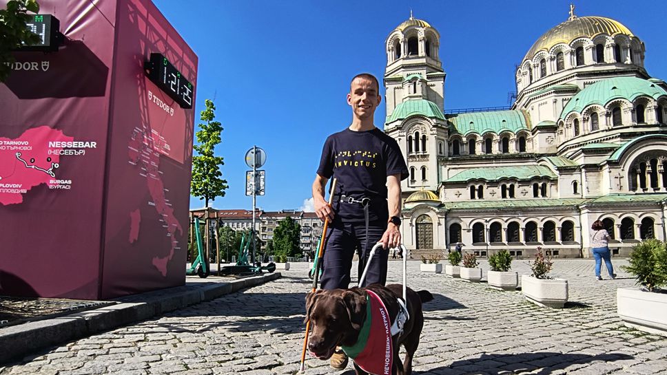 Сам на колело: незрящият Виктор Асенов с ново голямо предизвикателство в София
