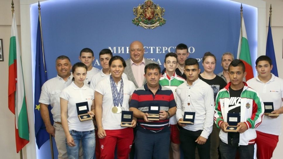 Министър Кралев награди медалистите от Европейското първенство по вдигане на тежести за юноши и девойки