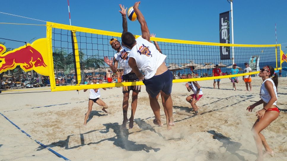Нестандартен турнир по плажен волейбол вдигна градусите в Крапец и Варна