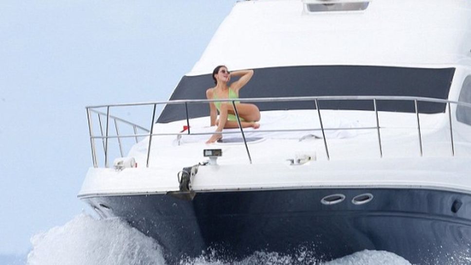 Папараци спипаха Кендъл Дженър на яхта с гаджето й баскетболист