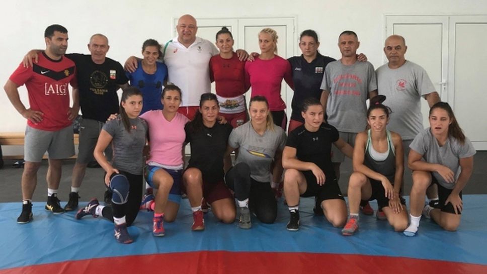 Министър Кралев инспектира тренировките на националния женски отбор по борба