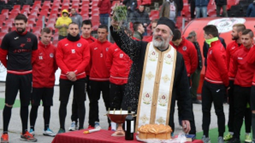 Локомотив (София) стартира с двама нови и водосвет за здраве и успех