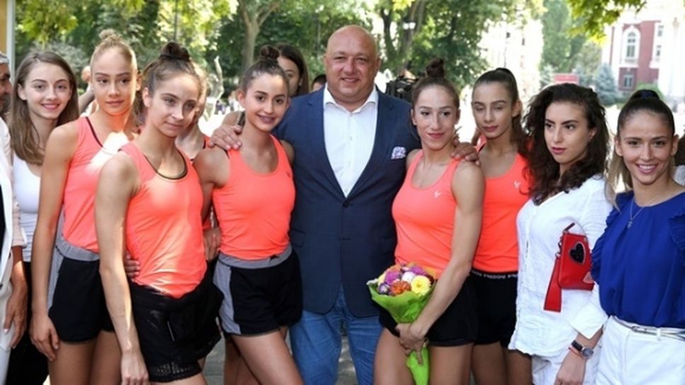 Министър Красен Кралев пожела пълна зала на гимнастичките