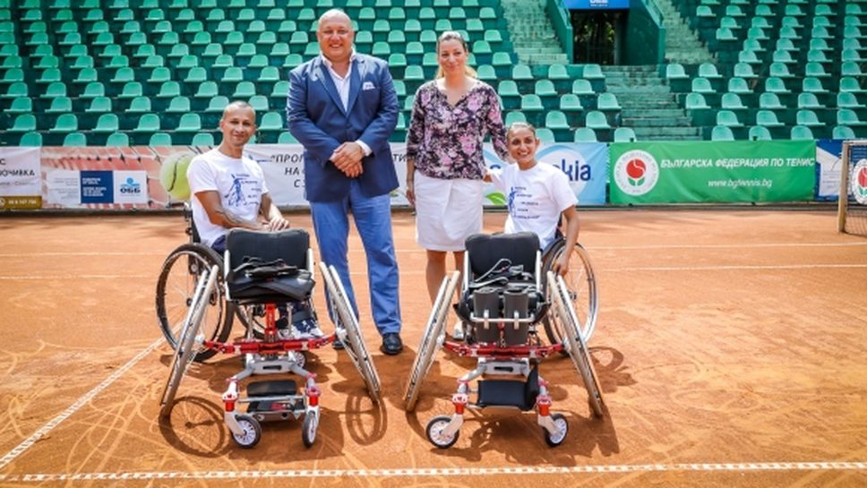 Министър Кралев връчи спортни колички на тенисистите Зоя Чавдарова и Калин Асенов