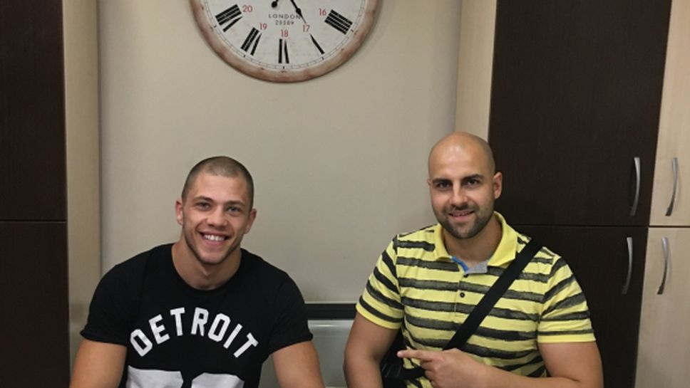 Боксьорът Здравко Попов подписа 3-годишен договор