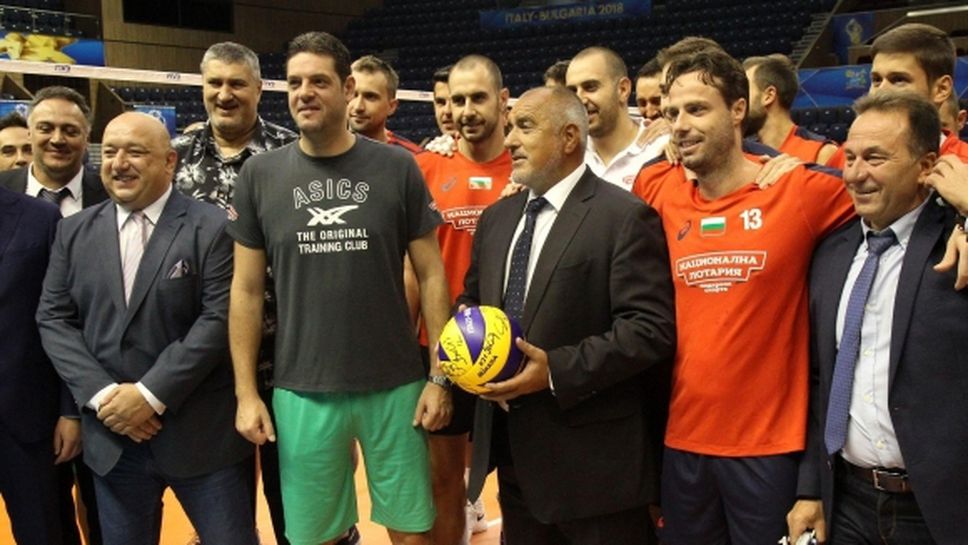 Бойко Борисов посети волейболните национали във Варна (видео)