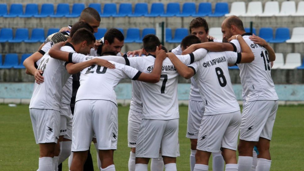 Защитник на Кариана с проблеми с коляното