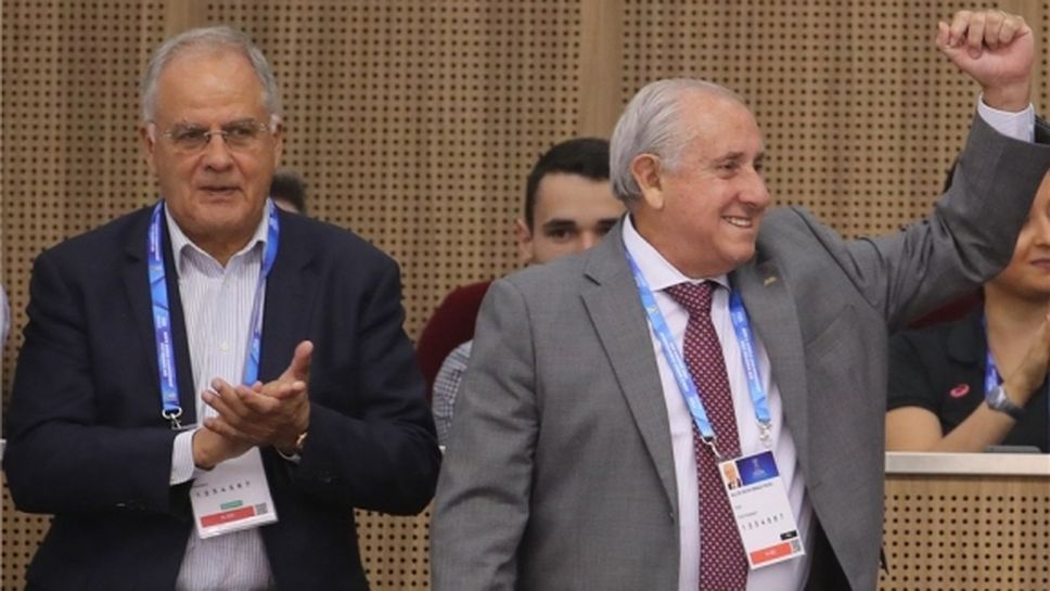 Президентът на FIVB гледа България - Пуерто Рико