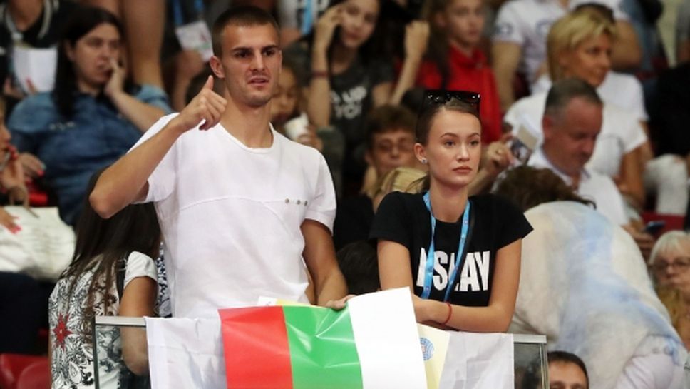 Играчи на ЦСКА-София подкрепят гимнастичките в залата (снимки)