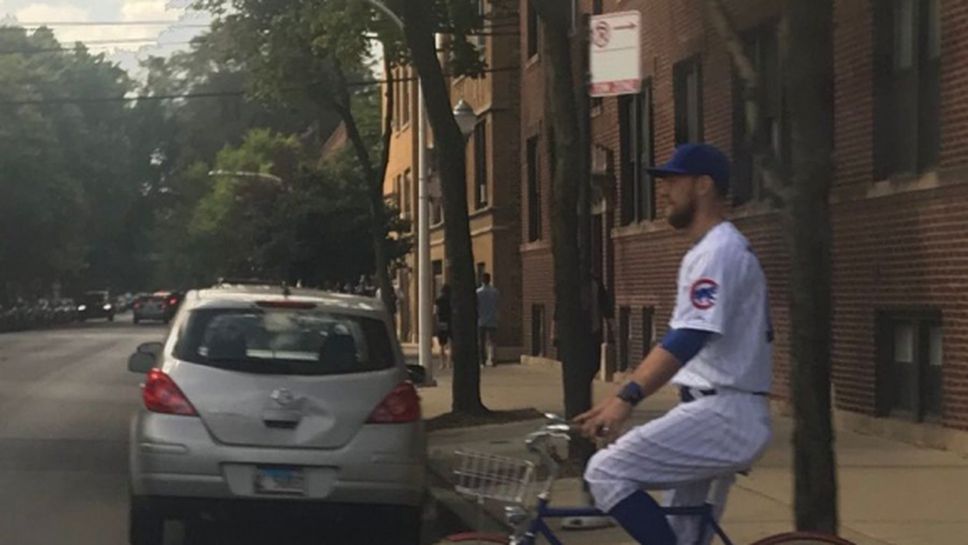 Бейзболист на Чикаго Къбс пристигна на стадиона с колело и в пълна униформа