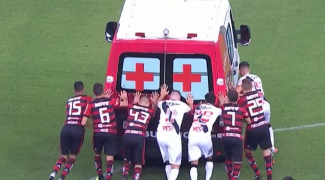 Куриоз в Бразилия! Футболисти бутат линейка (видео)