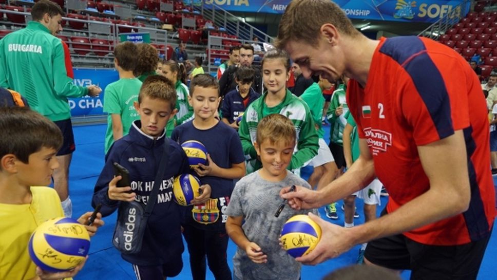 Волейболните национали зарадваха десетки деца с автографи и селфита