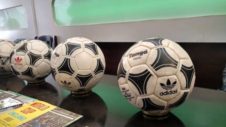 Уникални неща на сбирката на футболни колекционери в София (снимки)
