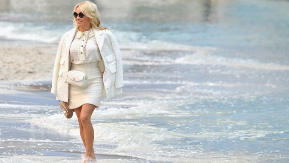 Памела Андерсън отново е кралицата на плажа (снимки)