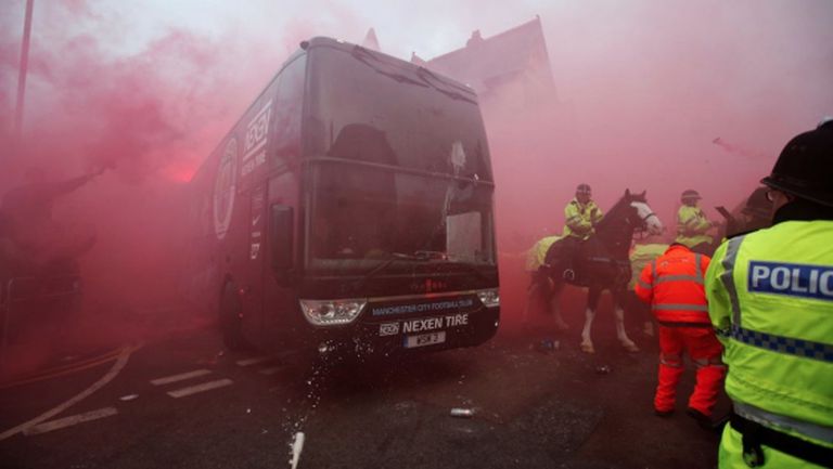 Автобусът на Сити се подготвя за хулиганите в Ливърпул