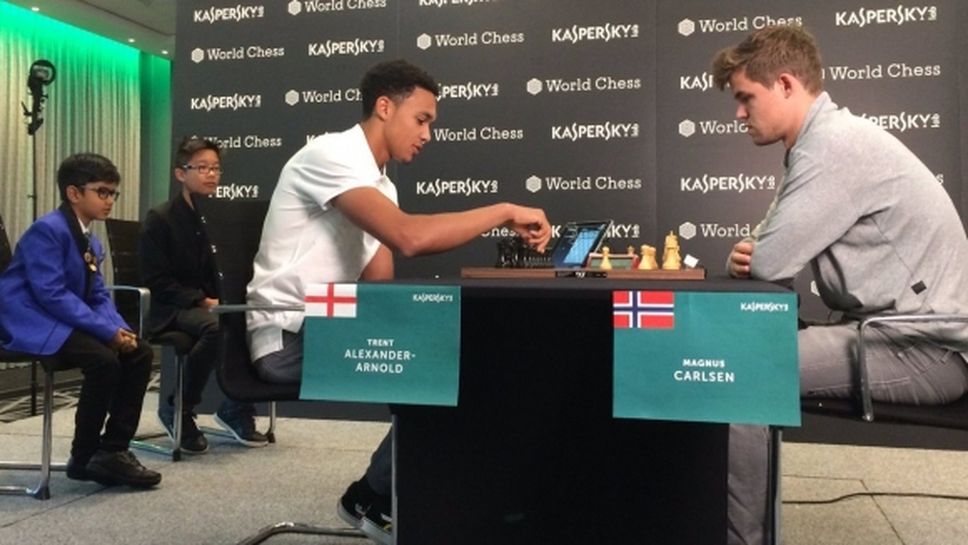 Футболист на Ливърпул загуби на шах от световния шампион Магнус Карлсен за 17 хода