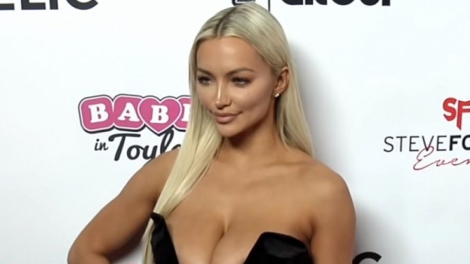 Секси блондинка показа 10-килограмов бюст (видео)