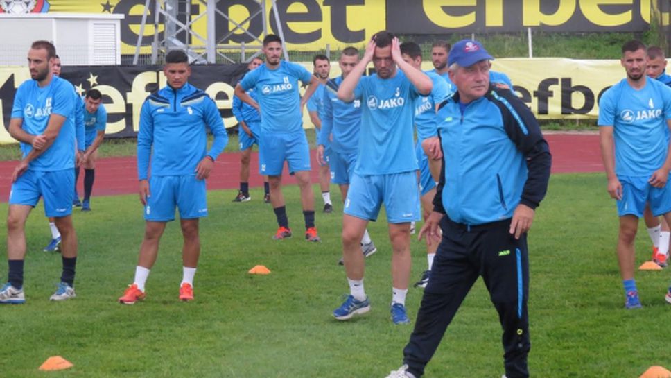 Ферарио Спасов предпазва играчите, дава им почивка по време на паузата