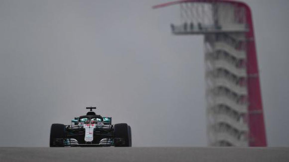 Хамилтън най-бърз в първата тренировка на подгизналата писта в Остин