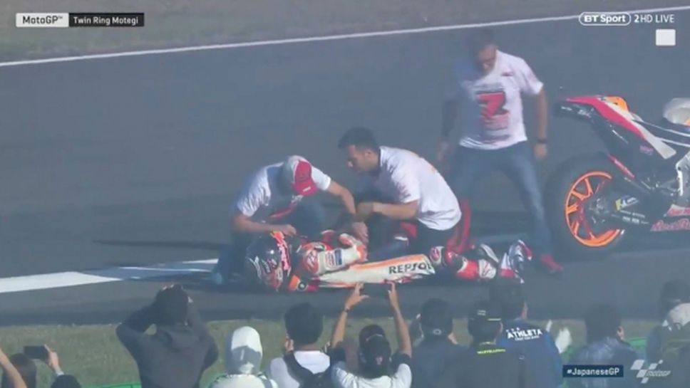 Маркес извади рамото си, докато празнува новата титла в MotoGP