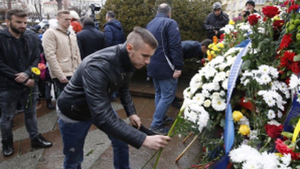 Фенове, футболисти и ръководство на Левски поднасят венци пред паметника на Апостола