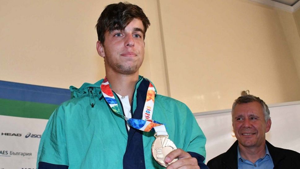 Адриан Андреев започна с убедителна победа на юношеския "Мастърс"