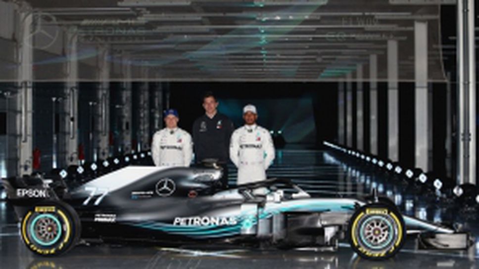 Шампионите от Мерцедес представиха новата "сребърна стрела"