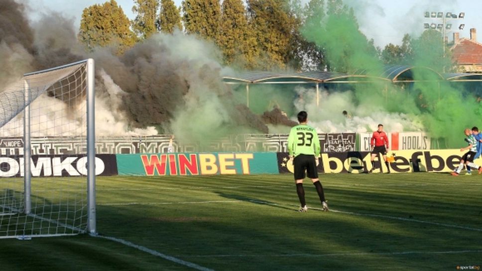 Феновете на Черно море се надъхват за мача с Левски (видео)