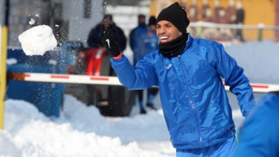 Левскарите се радват на снега