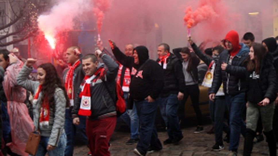 Шествието на феновете на ЦСКА преди дербито