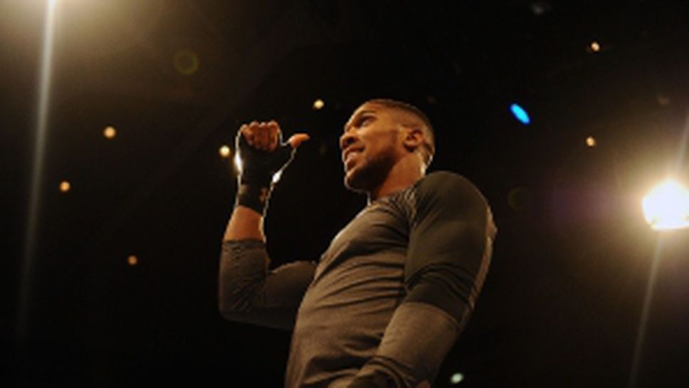 Антъни Джошуа с открита тренировка преди битката с Джоузеф Паркър