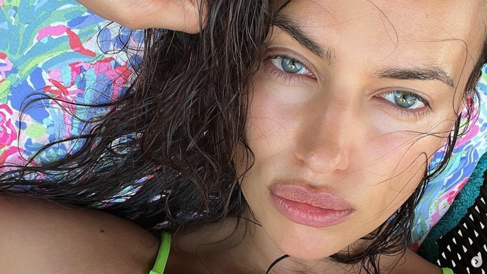 Ирина Шейк ускорява пулса с перфектното си дупе